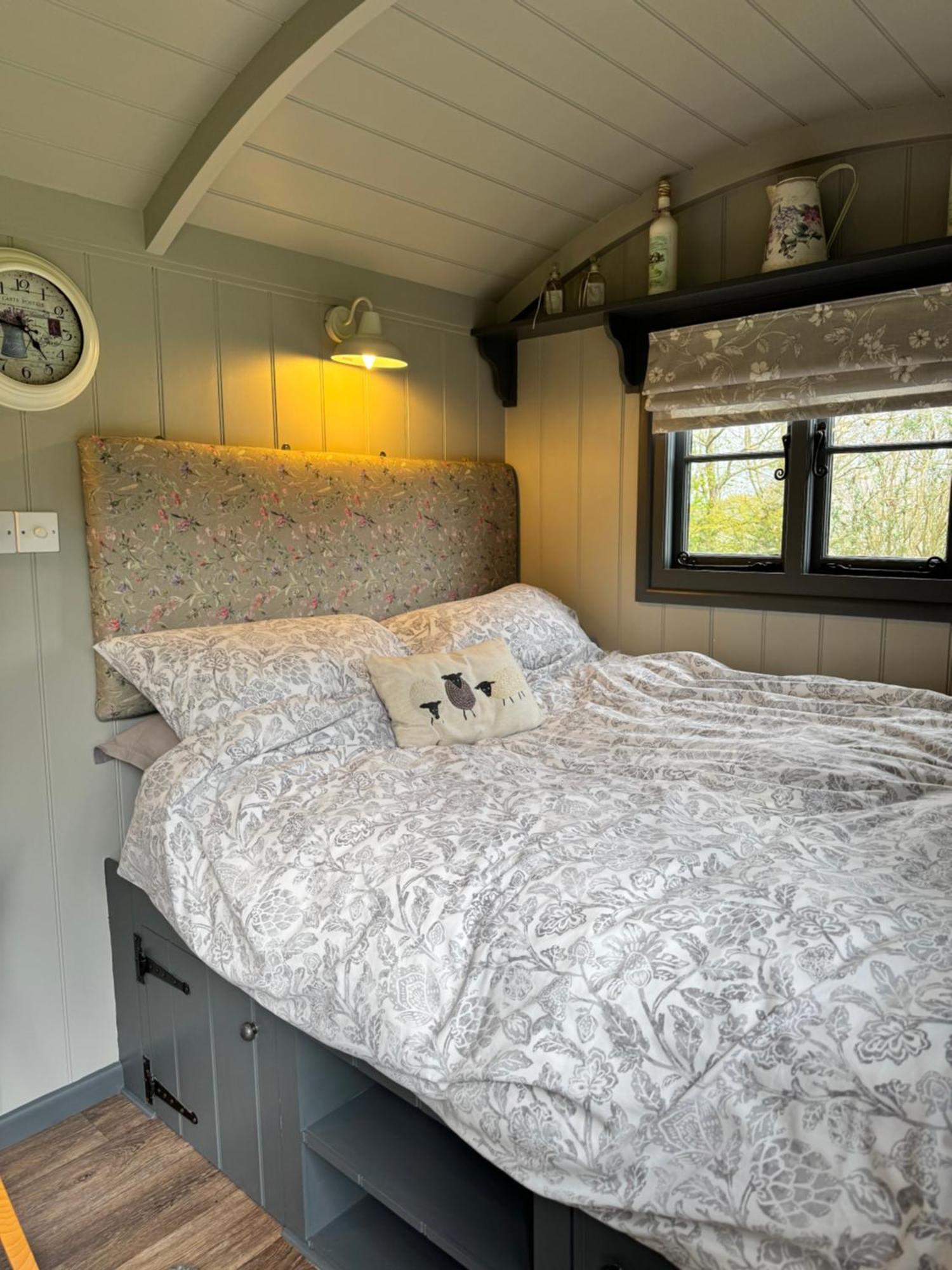 Greatwood Shepherds Hut Battle Exterior photo